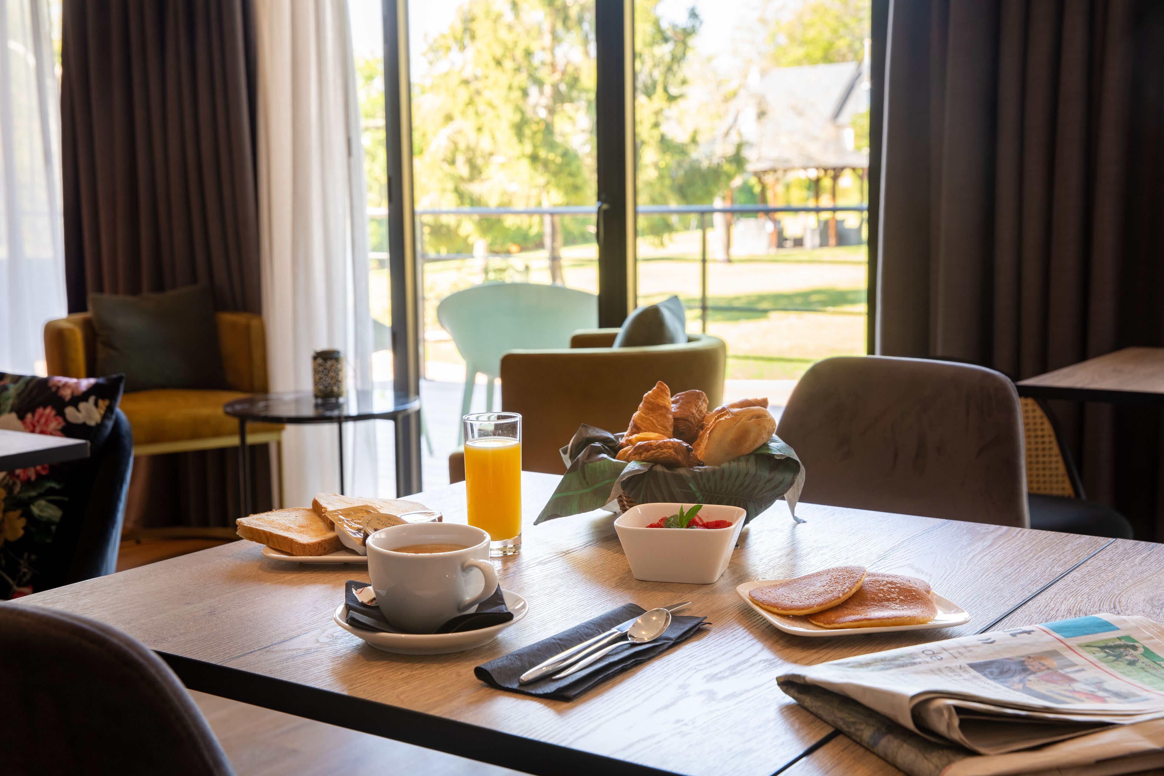 continental breakfast on weekdays (eur 12.50 per person)