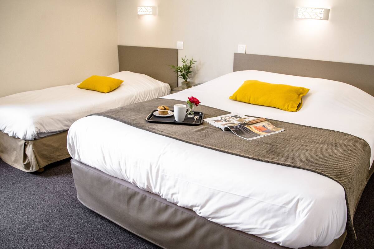 triple room | bathroom | shower, free toiletries, hair dryer, towels