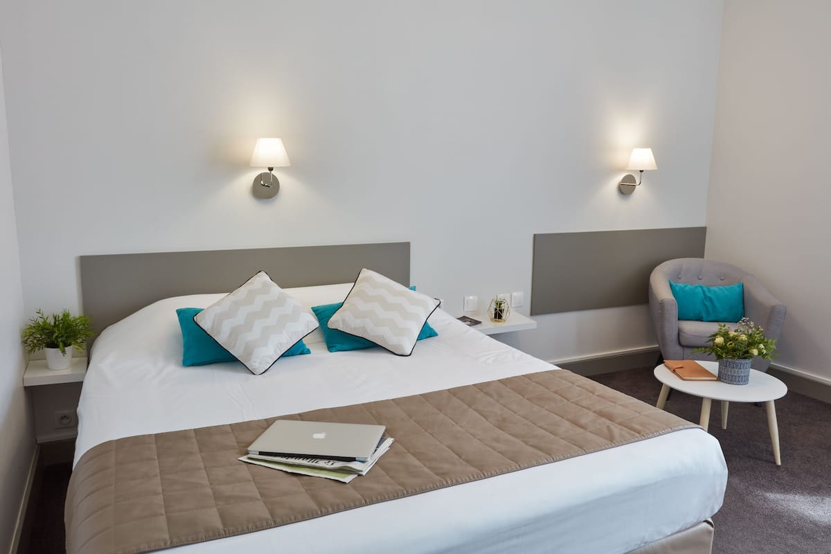 double room | individually decorated, individually furnished, desk, laptop workspace