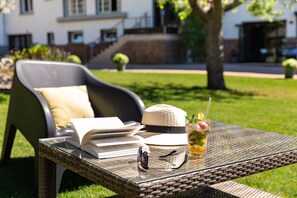 Terrace/patio - Hôtel de La Pommeraie (Le Mans)