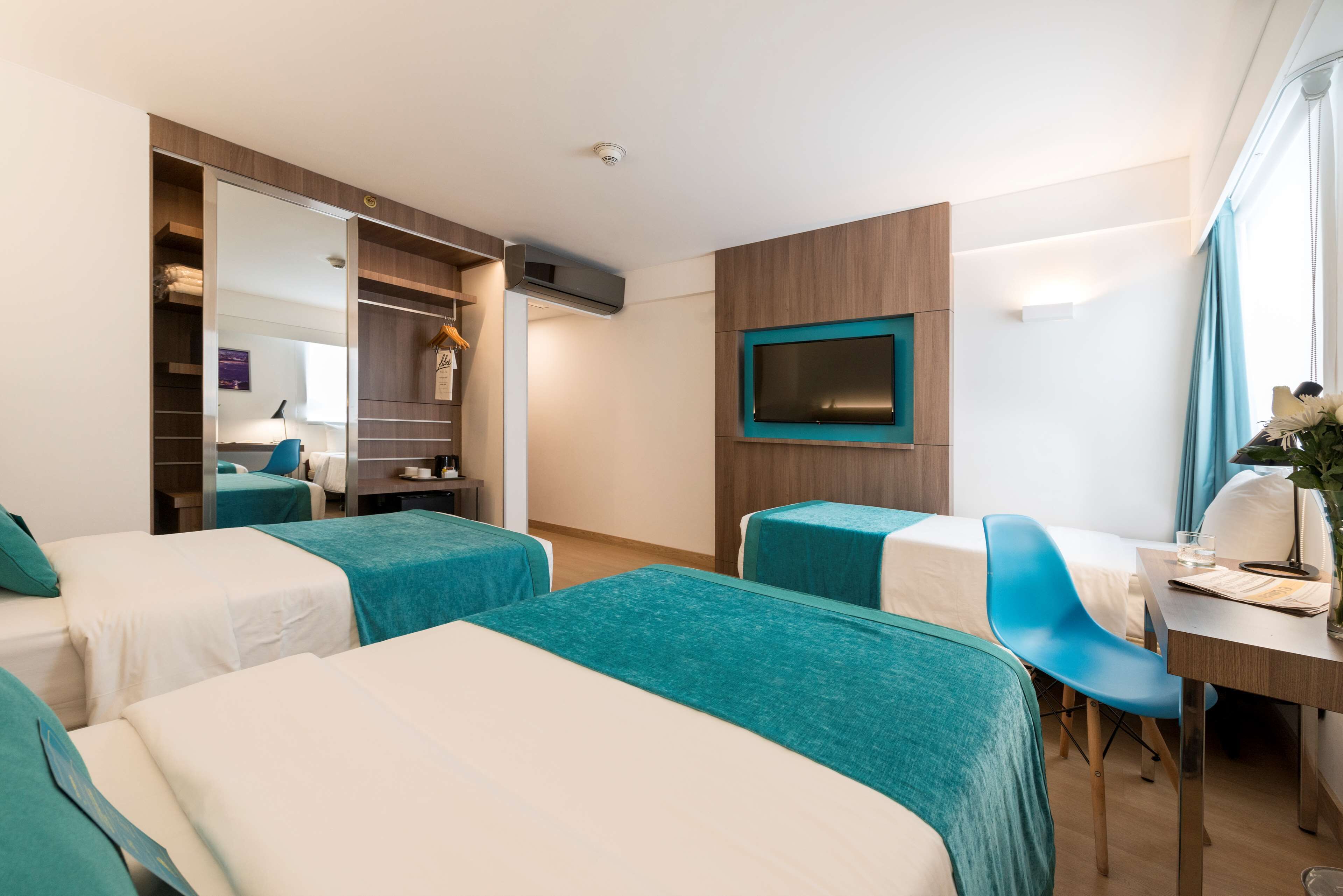 standard room, 2 single beds, non smoking (with extra bed) | down duvets, minibar, in-room safe, desk