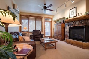 Lägenhet | Vardagsrum | Tv och eldstad