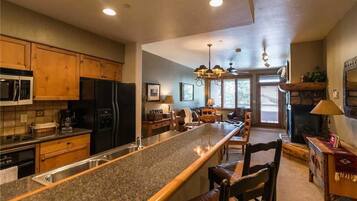 Condo, 1 giường cỡ king và sofa giường (2211 Timberline Lodge, Trappeur's Cro) | Bếp riêng | Tủ lạnh, lò vi sóng, lò nướng, bếp nấu