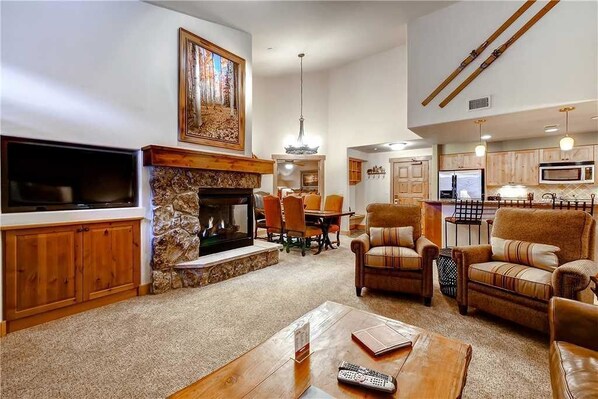 Condo, Plusieurs lits (4303 Aspen Lodge, Trappeur's Crossing) | Aire de séjour | Téléviseur, foyer