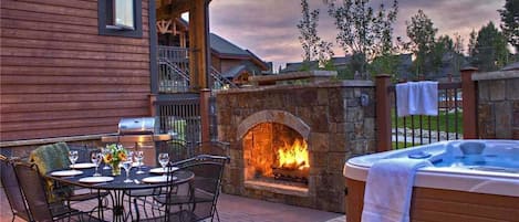 Apartment | Outdoor spa tub
