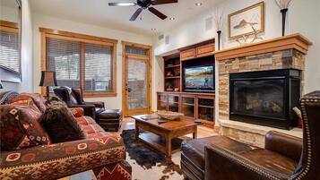 Kondominium, Beberapa Tempat Tidur (6109 Bear Lodge, Trappeur's Crossing) | Ruang keluarga | TV dan perapian
