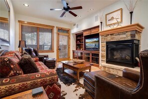 Kondominium, Beberapa Tempat Tidur (6109 Bear Lodge, Trappeur's Crossing) | Ruang keluarga | TV dan perapian