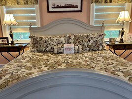 Ropa de cama de alta calidad, colchones con pillow-top y minibar 