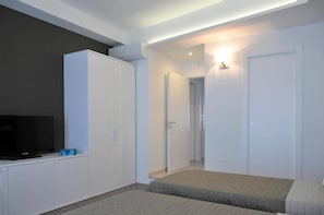 Cofres nos quartos, escrivaninha, berços grátis, Wi-Fi de cortesia