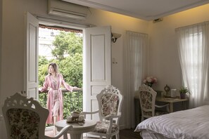 デラックス ルーム バルコニー シティビュー | デスク、アイロン / アイロン台、WiFi (無料)