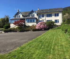Front of property - The lochearnhead hotel (Lochearnhead)