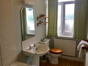 Twin Room, Lake View | Bathroom | Free toiletries, hair dryer, towels - The lochearnhead hotel (Lochearnhead)