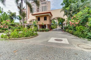 Vista frontal de la propiedad