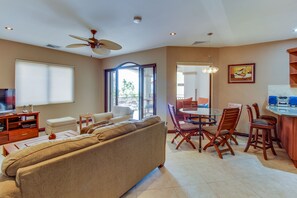 Apartment, 3 Bedrooms, Non Smoking, Beach View | Living area | Flat-screen TV - Tres Regalos 303N (Jacó)