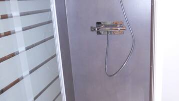 Comfort Twin Room | Soundproofing, free WiFi, bed sheets, wheelchair access