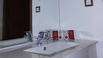 Regadera, amenidades de baño gratuitas, secadora de cabello, toallas