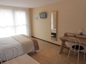 Soundproofing, free WiFi, bed sheets, wheelchair access - Hôtel La Pause (Evreux)