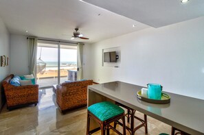 อพาร์ทเมนท์, 2 ห้องนอน, ปลอดบุหรี่, วิวชายหาด | บริเวณนั่งเล่น | ทีวีจอแบน