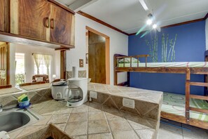 Departamento Confort, 1 habitación, para no fumadores | Cocina privada | Refrigerador, microondas, parrilla de estufa y cafetera y tetera 