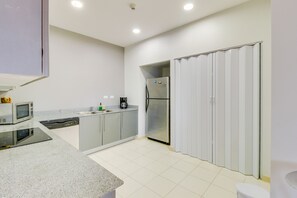 Departamento Confort, 2 habitaciones, para no fumadores | Cocina privada | Refrigerador con congelador, microondas, horno y parrilla de estufa 
