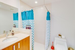 Apartamento conforto, 2 quartos, para não fumantes | Banheiro | Chuveiro/banheira combinados, produtos de toalete grátis