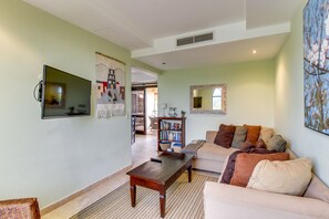 Comfort Apartment, 3 Bedrooms, Non Smoking, Beach View | Ruang tamu | TV skrin rata 