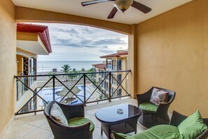 Apartemen Comfort, 3 kamar tidur, Bebas Asap Rokok, pemandangan pantai | Balkon