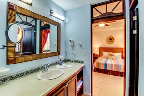 Comfort Apartment, 3 Bedrooms, Non Smoking, Beach View | Bathroom | Shower, free toiletries, hair dryer, towels - Bahía Encantada G4 (Jacó)