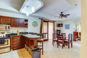 Comfort Apartment, 3 Bedrooms, Non Smoking, Beach View | In-room dining - Bahía Encantada G4 (Jacó)