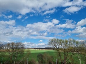 A golf course with a clear sky and scattered clouds. - Erbenholz Hotel (Laatzen)