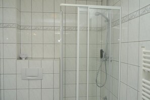 Shower, perlengkapan mandi gratis, pengering rambut, dan jubah mandi