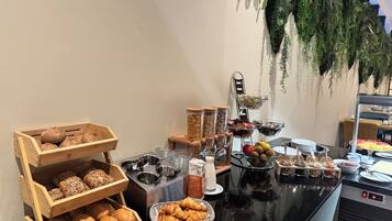 Tägliches Frühstücksbuffet gegen Gebühr