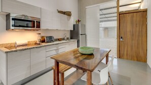 Departamento Confort, 2 habitaciones, para no fumadores | Cocina privada | Cafetera y tetera, refrigerador con congelador, microondas y horno 