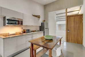 Comfort Apartment, 2 Bedrooms, Non Smoking | Private kitchen | Full-size fridge, microwave, oven, stovetop - La Vereda 9B (Jacó)