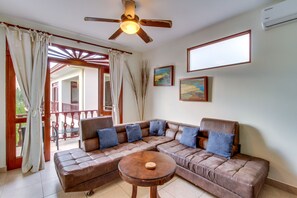 Comfort-Apartment, 2 Schlafzimmer, Nichtraucher, Strandblick | Wohnzimmer | Flachbildfernseher