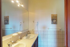 Comfort-Apartment, 2 Schlafzimmer, Nichtraucher, Strandblick | Badezimmer | Dusche, kostenlose Toilettenartikel, Haartrockner, Handtücher