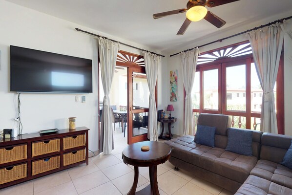Comfort Apartment, 2 Bedrooms, Non Smoking, Beach View | Living room