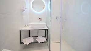 Deluxe Double Room, Hot Tub, Sea View | Bathroom | Shower, free toiletries, hair dryer, slippers - Hotel Strora (Sarandë)