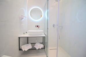 Deluxe Double Room, Sea View | Bathroom | Shower, free toiletries, hair dryer, slippers - Hotel Strora (Sarandë)