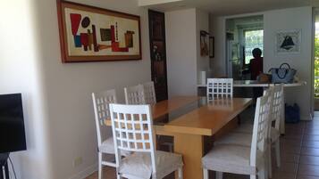 Apartment, 3 Bedrooms | In-room dining