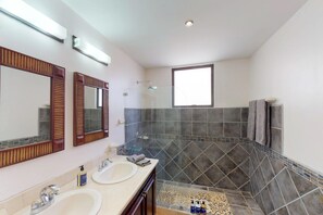 Appartement Confort, 2 chambres, non-fumeur | Salle de bain | Douche, articles de toilette (gratuits), séchoir à cheveux
