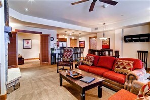 Condo, varias camas (5112 Emerald Lodge, Trappeur's Crossi) | Área de sala de estar | Televisión y chimenea 
