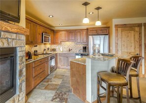 Huoneisto, 1 suuri parisänky ja vuodesohva (5114 Emerald Lodge, Trappeur's Crossi) | Yksityinen keittiö | Jääkaappi, mikroaaltouuni, uuni, liesi