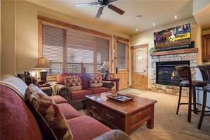 Huoneisto, 1 suuri parisänky ja vuodesohva (5114 Emerald Lodge, Trappeur's Crossi) | Olohuone | Televisio, takka