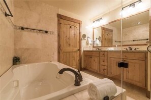 Condo, várias camas (5203 Emerald Lodge, Trappeur's Crossi) | Banheiro | Secador de cabelo (mediante solicitação) 