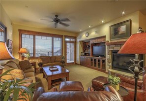 公寓式客房, 多张床 (5203 Emerald Lodge, Trappeur's Crossi) | 客厅 | 电视、壁炉