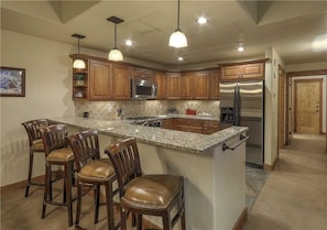 公寓式客房, 多张床 (5203 Emerald Lodge, Trappeur's Crossi) | 私人厨房 | 冰箱、微波炉、炉灶、洗碗机