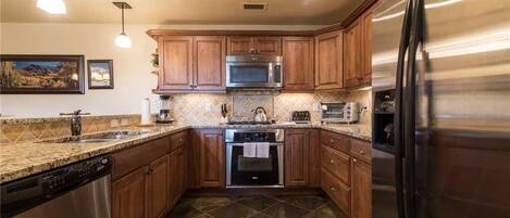 Kondominium, Beberapa Tempat Tidur (5203 Emerald Lodge, Trappeur's Crossi) | Dapur pribadi | Lemari es, microwave, kompor, dan mesin pencuci piring