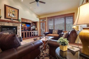 Huoneisto, useita sänkyjä (5307 Emerald Lodge, Trappeur's Crossi) | Olohuone | Televisio, takka