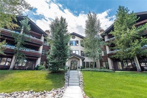 Apartment, Mehrere Betten (2101 Timberline Lodge, Trappeur's Cro) | Unterkunftsgelände
